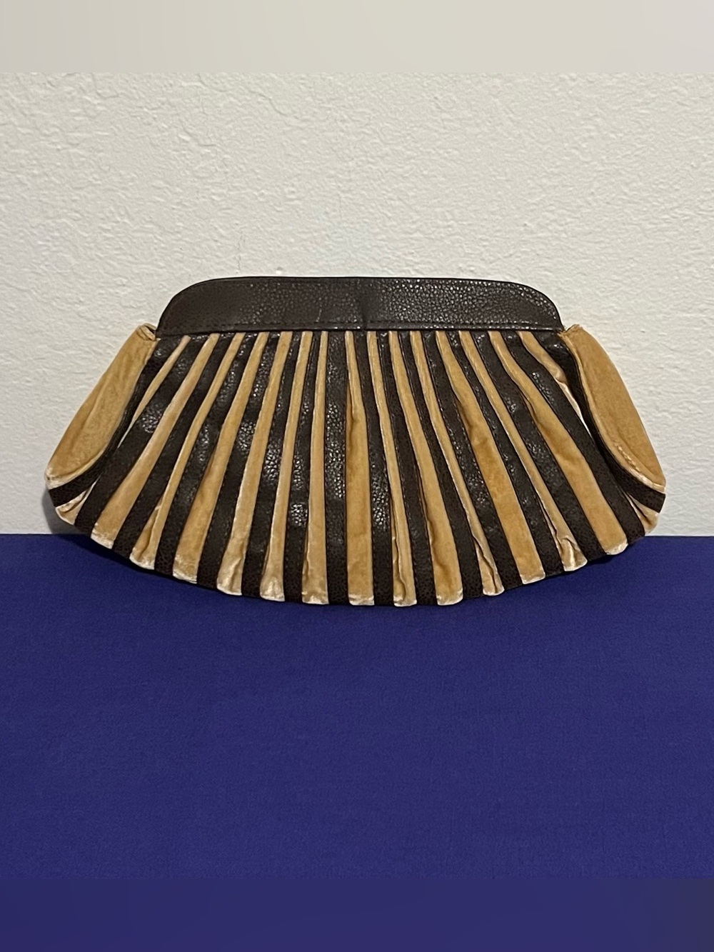 Shiraleah - Vintage Fan-Shape Clutch in Black and Golden Tan